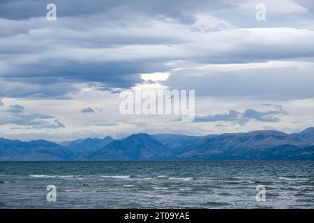 Kalamaki, Korfu, Griechenland - Blick vom Kalamaki Strand im Nordosten der griechischen Insel Korfu ueber das ionische Meer Richtung Festland von Albanien auf Hoehe der Stadt Saranda. Kalamaki Korfu Griechenland *** Kalamaki, Corfou, Grèce vue de Kalamaki plage dans le nord-est de l'île grecque de Corfou sur la mer Ionienne vers le continent de l'Albanie à la hauteur de la ville Saranda Kalamaki Corfou Grèce Banque D'Images