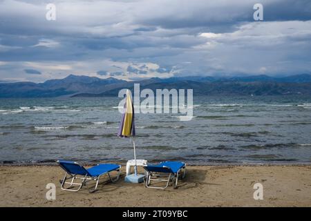 Kalamaki, Korfu, Griechenland - Blick vom Kalamaki Strand im Nordosten der griechischen Insel Korfu ueber das ionische Meer Richtung Festland Albanien. Kalamaki Korfu Griechenland *** Kalamaki, Corfou, Grèce vue de la plage de Kalamaki dans le nord-est de l'île grecque de Corfou sur la mer Ionienne vers l'Albanie continentale Kalamaki Corfou Grèce Banque D'Images