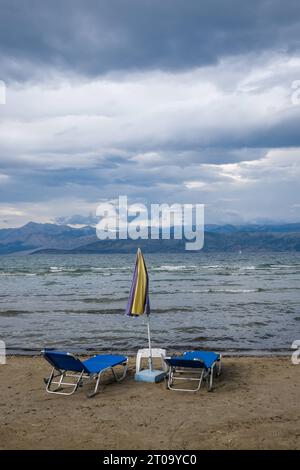 Kalamaki, Korfu, Griechenland - Blick vom Kalamaki Strand im Nordosten der griechischen Insel Korfu ueber das ionische Meer Richtung Festland Albanien. Kalamaki Korfu Griechenland *** Kalamaki, Corfou, Grèce vue de la plage de Kalamaki dans le nord-est de l'île grecque de Corfou sur la mer Ionienne vers l'Albanie continentale Kalamaki Corfou Grèce Banque D'Images