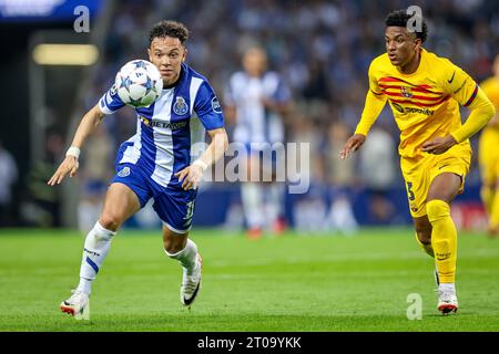 Pepê (FC Porto) et Alejandro Balde (FC Barcelone) en action lors du match 2 de l'UEFA Champions League Group H entre le FC Porto et le FC Barcelone Banque D'Images