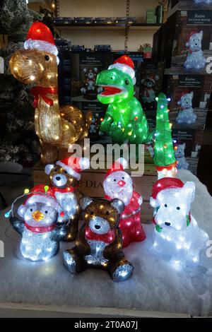 Décorations de Noël à vendre dans un centre de jardinage en octobre, Angleterre, Royaume-Uni. Animaux acryliques avec des lumières pour une utilisation extérieure Banque D'Images