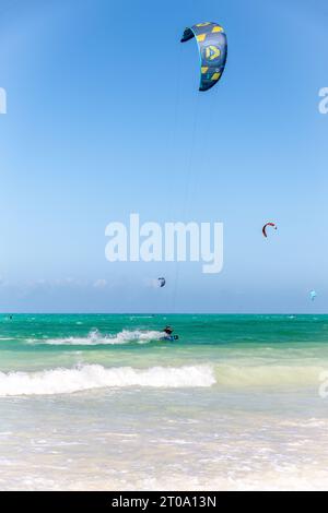 Kitesurf au large de la plage de Paje, Zanzibar Banque D'Images