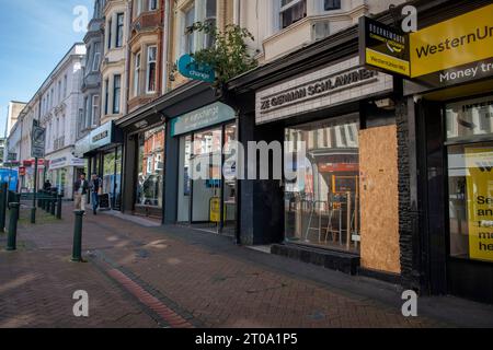 Le centre-ville de Bournemouth en 2023 a beaucoup de magasins en bord dans la rue principale Banque D'Images