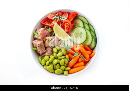 Poke bol avec thon isolé sur fond blanc. Vue de dessus. Photo de haute qualité Banque D'Images