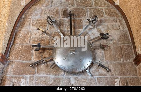 Variété d'épées et de haches médiévales exposées au château de Bamburgh, Bamburgh, Northumberland, Royaume-Uni, le 25 septembre 2023 Banque D'Images