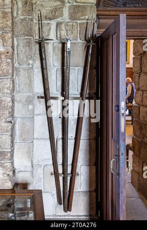 Des brochets médiévaux exposés au château de Bamburgh, Bamburgh, Northumberland, Royaume-Uni, le 25 septembre 2023 Banque D'Images