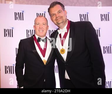 Londres, Royaume-Uni. 2 octobre 2023. L'auteur-compositeur Matt Aitken avec le directeur créatif de BMI Europe Jon Miller aux BMI Awards 2023 Banque D'Images