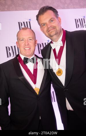 Londres, Royaume-Uni. 2 octobre 2023. L'auteur-compositeur Matt Aitken avec le directeur créatif de BMI Europe Jon Miller aux BMI Awards 2023 Banque D'Images