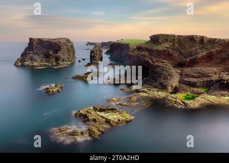 Formations rocheuses volcaniques et falaises à Eshaness, îles Shetland. Banque D'Images