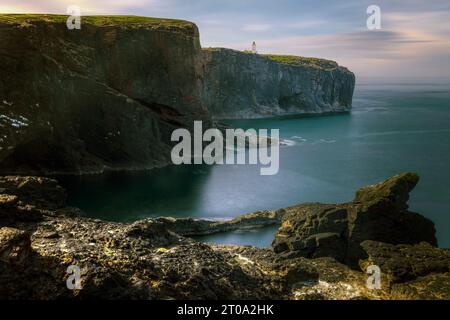 Formations rocheuses volcaniques et falaises à Eshaness, îles Shetland. Banque D'Images