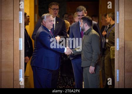 Praesident Wolodymyr Selenskyj auf dem Europa Gipfel à Granada am 05.10.2023.eu Summit mit avec Viktor ORBAN Ministerpraesident Ungarn. Le président se rend en Espagne pour participer au 3e sommet de la Communauté politique européenne. Foto:le Bureau présidentiel de l'Ukraine via SVEN SIMON Fotoagentur GmbH & Co. Pressefoto KG Prinzess-Luise-Str. 41 45479 M u e l h e i m/R u h r Tél. 0208/9413250 Fax. 0208/9413260 GLS Bank BLZ 430 609 67 KTO. 4030 025 100 IBAN DE75 4306 0967 4030 0251 00 BIC GENODEM1GLS www.svensimon.net *** le Président Volodymyr Selenskyj au Sommet européen de Grenade le 05 10 2023 Sommet de l'UE Cr Banque D'Images