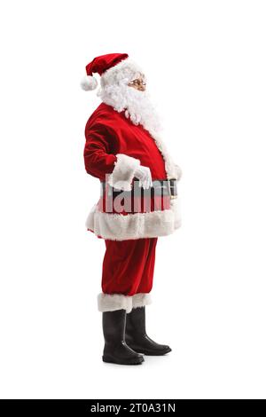 Plan de profil pleine longueur du père noël debout isolé sur fond blanc Banque D'Images