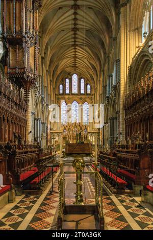 Regardant le long du Chœur à la cathédrale d'Ely, Cambridgeshire, Angleterre, Royaume-Uni Banque D'Images