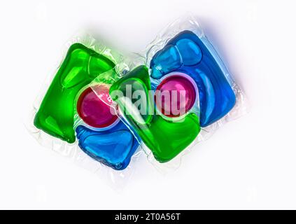 capsules avec gel coloré pour le lavage sur un fond blanc. Photo de haute qualité Banque D'Images