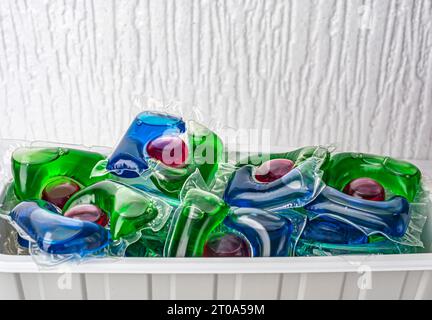 Capsules de blanchisserie et récipients en plastique isolés sur fond blanc. Photo de haute qualité Banque D'Images