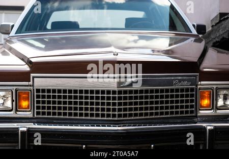 Koekelberg, région de Bruxelles-capitale, Belgique, le 23 septembre 2023 - détail de la calandre d'une voiture Sedan de ville Cadillac Banque D'Images