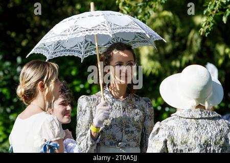 Bath, Royaume-Uni 14/09/2019 les fans du festival Jane Austen prennent part à la célèbre Promenade costumée Grand Regency. Banque D'Images