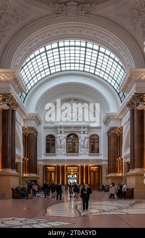 Vieille ville de Bruxelles, Belgique, 29 septembre 2023 - couloir voûté de l'ancienne bourse Banque D'Images