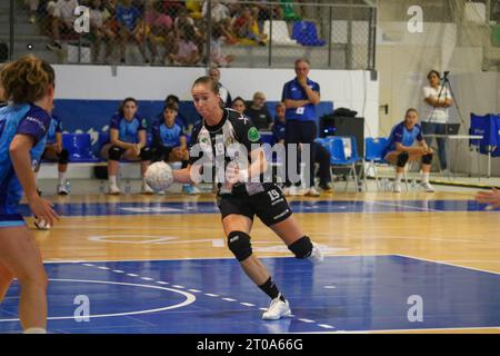 Oviedo, Asturies, Espagne. 4 octobre 2023. Oviedo, Espagne, 04 octobre 2023: Patricia Andreia da Silva (19), joueuse de la Costa del sol Malaga, court avec le ballon lors de la 5e journée de la Liga Guerreras Iberdrola 2023-24 entre Lobas Global ATAC Oviedo et Costa del sol Malaga, le 4 octobre 2023, au Florida Arena Municipal Sports Center, à Oviedo, Espagne. (Image de crédit : © Alberto Brevers/Pacific Press via ZUMA Press Wire) USAGE ÉDITORIAL SEULEMENT! Non destiné à UN USAGE commercial ! Banque D'Images