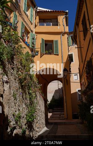 Menton, France – 8 août 2023 - rues étroites de la vieille ville de Menton par une belle journée d'été Banque D'Images