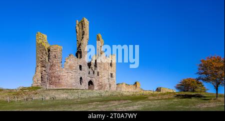 Forteresse du château de Dunstanburgh datant du 14e siècle sur la côte du Northumberland dans le nord-est de l'Angleterre Banque D'Images