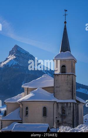 Vue sur l'église Saint Pierre de Chartreuse et le pic de Chamechaude couvert de neige dans les Alpes françaises Banque D'Images