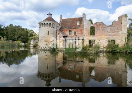 Ruines du château de Scotney avec réflexion d'eau sur les douves du château, Lamberhurst, Kent, Royaume-Uni Banque D'Images