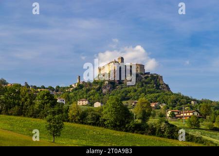 Château de Bardi (Castello di Bardi) avec ville, province de Parme, Émilie-Romagne Banque D'Images