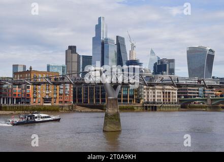 Londres, Royaume-Uni. 5 octobre 2023. Vue générale du Millennium Bridge et de la City de Londres, le quartier financier de la capitale. Le pont piétonnier traversant la Tamise a été décrit comme « instable » et sera fermé à partir de la mi-octobre pour trois semaines de réparations. (Image de crédit : © Vuk Valcic/SOPA Images via ZUMA Press Wire) USAGE ÉDITORIAL SEULEMENT! Non destiné à UN USAGE commercial ! Banque D'Images