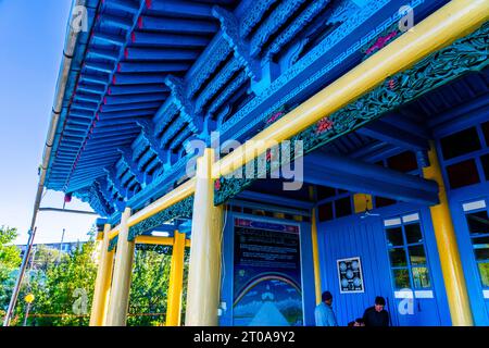 Vue panoramique en bas angle de la mosquée Dungan en bois située au cœur de Karakol, Kirghizistan Banque D'Images