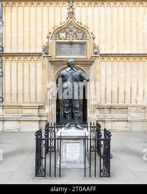 Statue de bronze de William Herbert, le comte de Pembroke, dans la Grande porte de la bibliothèque Bodleian, à Oxford, Oxfordshire, Banque D'Images