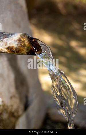 Chorro de Agua mamando de la fuente Banque D'Images