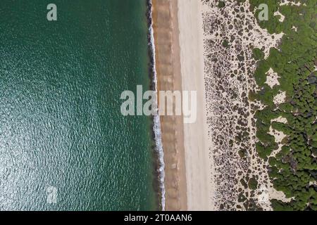 Vue aérienne drone de la plage Punta Umbria volant dans la zone naturelle Los Enebrales dans la province de Huelva, Andalousie, Espagne Banque D'Images