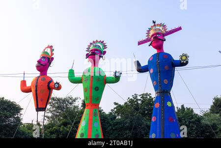 Sculpture colorée de Ravan faite à la main pendant le festival de Dussehra en Inde. Banque D'Images