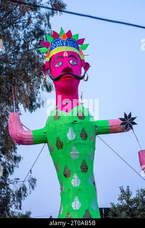 Sculpture colorée de Ravan faite à la main pendant le festival de Dussehra en Inde. Banque D'Images