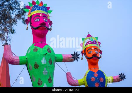 Sculpture colorée de Ravan faite à la main pendant le festival de Dussehra en Inde. Banque D'Images