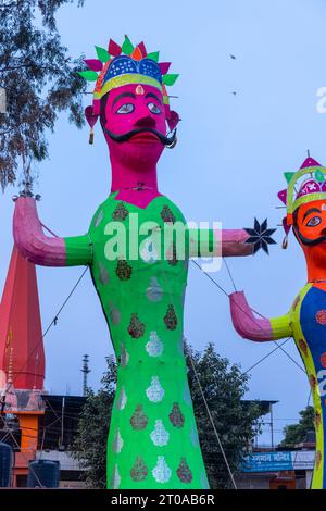 Sculpture colorée de Ravan faite à la main pendant le festival de Dussehra en Inde. Banque D'Images