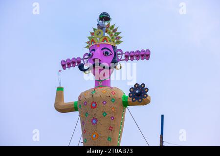 Sculpture colorée de Ravan faite à la main pendant le festival de Dussehra en Inde. Banque D'Images