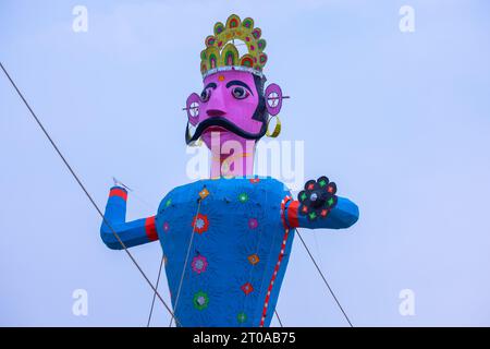 Sculpture colorée de Ravan faite à la main pendant le festival de Dussehra en Inde. Banque D'Images