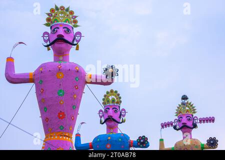 Sculpture colorée de Ravan faite à la main pendant le festival de Dussehra en Inde. Banque D'Images