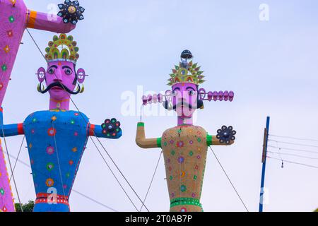 Sculpture colorée de Ravan faite à la main pendant le festival de Dussehra en Inde. Banque D'Images