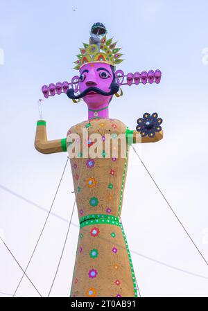 Sculpture colorée de Ravan faite à la main pendant le festival de Dussehra en Inde. Banque D'Images