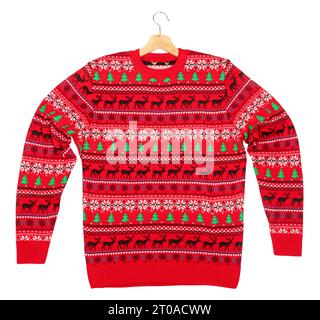 Pull à col ras du cou tricoté rouge de Noël (aka Ugly Sweater) avec cintre en bois posé sur un fond blanc isolé Banque D'Images
