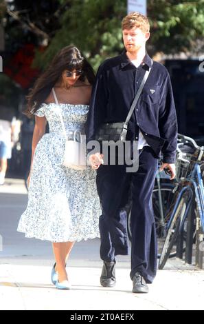 NEW YORK, NY- 5 OCTOBRE : Jameela Jamil et James Blake ont vu à New York le 05 octobre 2023. Copyright : xRWx crédit : Imago/Alamy Live News Banque D'Images