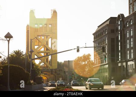 Vue au coucher du soleil sur l'historique Tower Bridge 1935 dans le centre-ville de Old Sacramento, Californie, États-Unis. Banque D'Images
