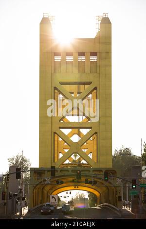 Vue au coucher du soleil sur l'historique Tower Bridge 1935 dans le centre-ville de Old Sacramento, Californie, États-Unis. Banque D'Images