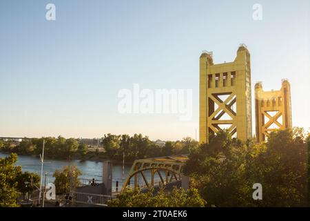 Vue au coucher du soleil sur l'historique Tower Bridge 1935 dans le centre-ville de Old Sacramento, Californie, États-Unis. Banque D'Images