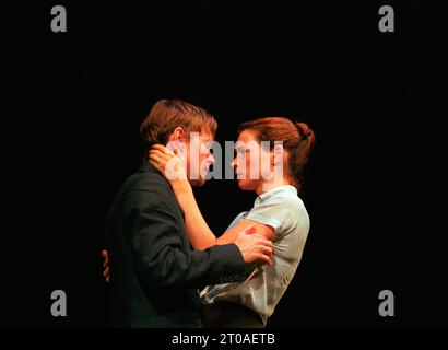 Steven Mackintosh (Paul), Julia Ormond (Elsa) dans MON LIT DE ZINC par David Hare au Royal court Theatre, Londres SW1 14/09/2000 design : Vicki Mortimer éclairage : Rick Fisher réalisateur : David Hare Banque D'Images