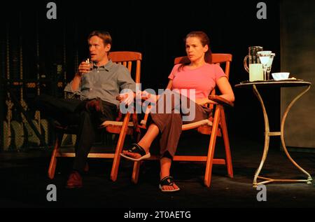 Steven Mackintosh (Paul), Julia Ormond (Elsa) dans MON LIT DE ZINC par David Hare au Royal court Theatre, Londres SW1 14/09/2000 design : Vicki Mortimer éclairage : Rick Fisher réalisateur : David Hare Banque D'Images