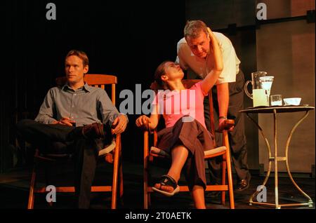 de gauche à droite : Steven Mackintosh (Paul), Julia Ormond (Elsa), Tom Wilkinson (Victor) dans MON LIT DE ZINC par David Hare au Royal court Theatre, Londres SW1 14/09/2000 design : Vicki Mortimer éclairage : Rick Fisher réalisateur : David Hare Banque D'Images